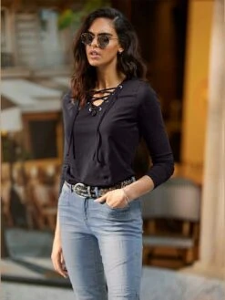 T-shirt Laçage Décoratif à L'encolure